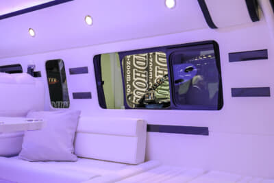 セカンドハウス ウイングスプレミアム:内装を見る限り、トヨタ ハイエースであることが信じられないほど豪華な質感に感動