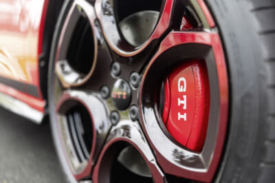 フォルクスワーゲン ゴルフGTI エディション50：足まわりも大幅に進化しており、DCCスポーツシャシーとマクファーソンストラット式フロントサスペンション、4リンク式リアサスペンションを採用。車高は標準GTI比で15mm低く設定され、さらなる走行安定性を確保している