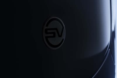 レンジローバー スポーツSVブラック:ブランド初採用となるブラックセラミック製「SVラウンデル」バッジをリアゲートに装着