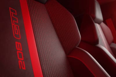 プジョー E-208 GTi:専用バケットシートには、205 GTiをオマージュした赤いセンターラインやメッシュパターンを採用。アルカンターラ素材のステアリングとともに、スポーティさと上質さを兼ね備える