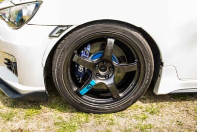 スバル BRZ：ブルーのスポークステッカーが際立つ、RAYSのグラムライツ57CR SpecMで、サイズは18×8.5J+45をチョイス