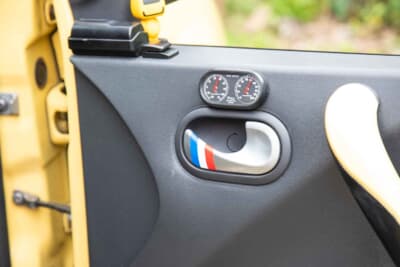 ルノー カングー：車内には温度計、湿度計を備えている。さらにドアハンドルには、DIYで制作したトリコロールカラーが可愛くワンポイントになっている