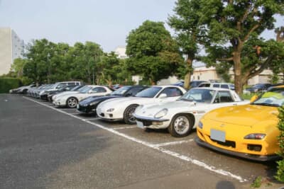 駐車場には参加者が乗ってきたロータリー車がずらり