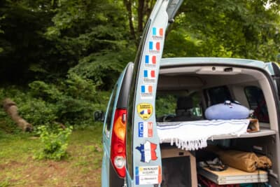 ルノー カングー：こちらの「カングージャンボリー」ステッカーは、2014年から参加している証。長年のカングー愛がここにも表れている