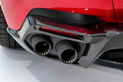 フェラーリ アマルフィ:リアバンパーの両側に2本出しのマフラーが備わる