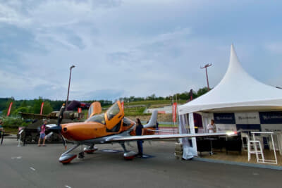 飛行機の展示販売場でとあるドライバーのお父さんに会い、冗談でお買い上げですか？　と聞いたら、もう何機も持ってますと言われてしまいました……