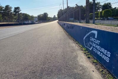 壁にはル・マン24時間レースのロゴが入っているのが、この街を象徴して良いですよね