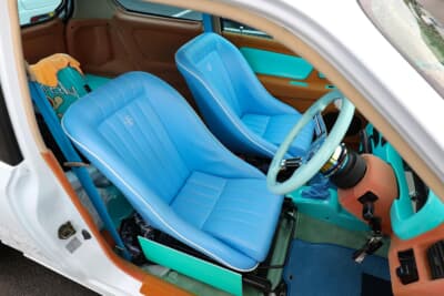 スズキ HA23型 アルト：鮮やかなブルーのシートを採用