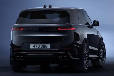 レンジローバー スポーツSVブラック:内外装に至るまで「ナービックブラック」で統一され、まるで「黒に浸された」ような佇まいを実現している