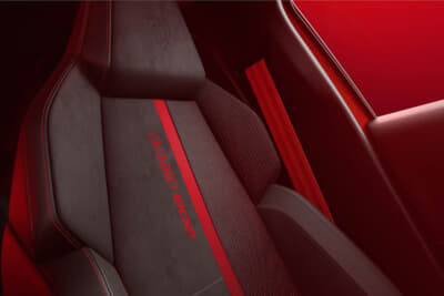 プジョー E-208 GTi:専用バケットシートには、205 GTiをオマージュした赤いセンターラインやメッシュパターンを採用。アルカンターラ素材のステアリングとともに、スポーティさと上質さを兼ね備える