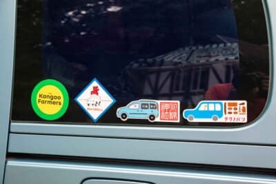 ルノー カングー：滋賀県の「小椋神社」は“カングー神社”とも呼ばれる交通安全祈願の聖地。ステッカーはお参りの記念であり、カングー乗りの信仰対象のような存在でもある