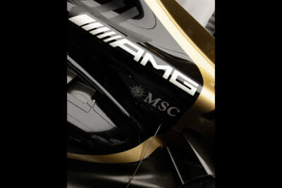 メルセデスAMG GT 63 4MATIC+ APXGP エディションは映画『F1（R）／エフワン』に登場する架空のF1チーム「APXGP」のレースマシンをモチーフにデザインされたモデル