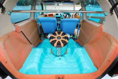 スズキ HA23型 アルト：室内に大きい太鼓のようなスピーカー（サブウーファー）とパワーアンプを設置