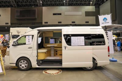 ホワイトトップ：トヨタ ハイエースがベースのこちらは、バンコンタイプのアジサシ（ノルディックスタイル）