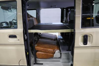 日産 キャラバンミニ：内部ベッドも装備。室内での就寝には充分な機能だ