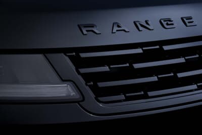 レンジローバー スポーツSVブラック:フロントグリルのロゴやブランドバッジもすべて黒で統一され、まさに「漆黒の芸術品」と呼ぶにふさわしい仕様となっている