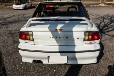 いすゞ ジェミニ イルムシャー：リアガーニッシュ部分を外して同社のロゴが貼られている