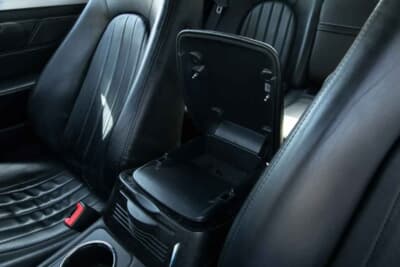 1万3500英ポンド(邦貨換算約268万円)で落札されたマセラティ「4200GT」(C)iconicauctioneers