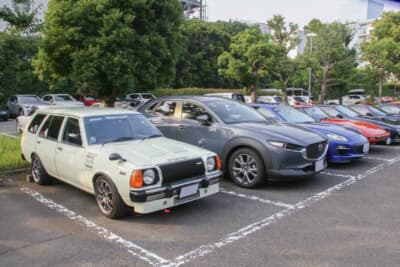 じつは左のファミリアバンはロータリーエンジンを搭載。元ロータリー車オーナーも参加した