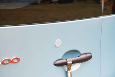 ルノー カングー：リアワイパーは取り外され、外した跡はボディ同色の蓋でスッキリとカバー。見た目の印象を整えるためのこだわりだ