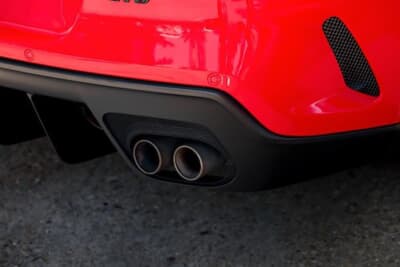 80万スイスフラン〜90万スイスフラン(邦貨換算約1億4800万円〜約1億6700万円)で現在も販売中のフェラーリ「599 GTO」(C)Bonhams|Cars