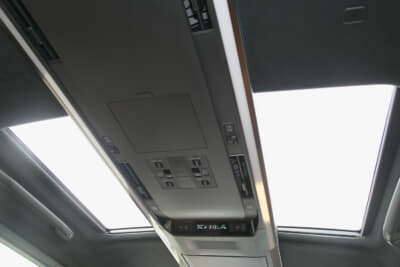 ヴェルファイアPHEV：ルーフにシェードなどのスイッチを集中させたおもてなし集中スイッチ