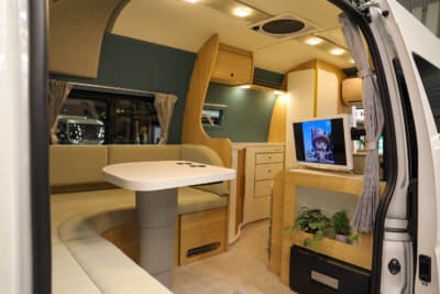 ホワイトトップ：バンコンタイプのアジサシ（ノルディックスタイル）シの内部は、2人で居住するのに充分なスペースを持つ