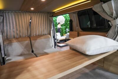 日産：カーテンやテーブルを装備したMYROOMの室内。その名のとおり、車内とは思えない空間が広がっている