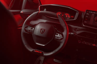プジョー E-208 GTi:インテリアは赤を基調としたアクセントが随所に配され、GTiの伝統を感じさせる演出が随所に施されている