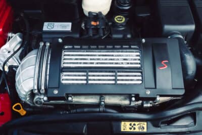 4725英ポンド(邦貨換算約93万円)で落札されたBMW「ミニクーパーS」(C)iconicauctioneers