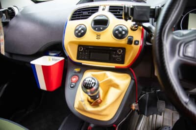 ルノー カングー：エアコン操作部のまわりは、ノーマルではシンプルな艶消しで塗られているのが、調色してもらった塗料でボディ同色に塗装している