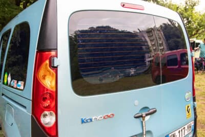 ルノー カングー：リアガラスには濃いめのスモークフィルムを貼付。バンらしい雰囲気が演出されるだけでなく、夏場の犬の快適性向上にも役立っている