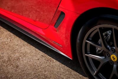 80万スイスフラン〜90万スイスフラン(邦貨換算約1億4800万円〜約1億6700万円)で現在も販売中のフェラーリ「599 GTO」(C)Bonhams|Cars