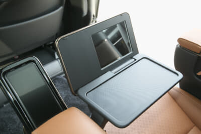ヴェルファイアPHEV：エグゼクティブシートには、鏡付きのテーブルを装備