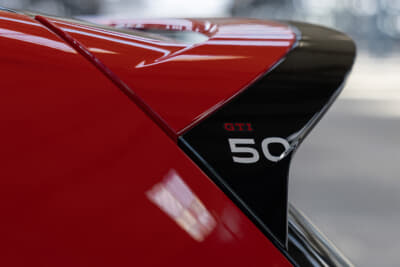 フォルクスワーゲン ゴルフGTI エディション50：「GTI 50」のロゴがリアスポイラーやドアシルに刻まれる