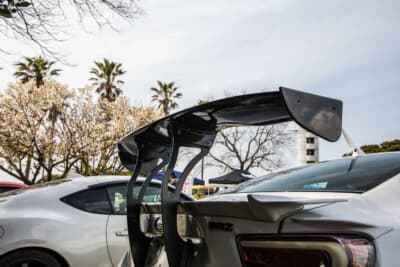 スバル BRZ：バーチカルマウントのGTウイングはレボリューション製を装着