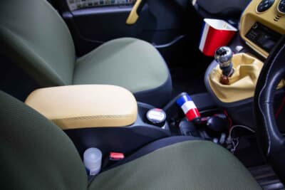 ルノー カングー：小物入れ＆肘置きの場所もノーマルのトリムは、布製ゆえ非常に汚れやすい。シフトブーツはなぜか切れてしまうことが多い。そこで掃除がしやすく、丈夫な革製に交換されている