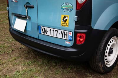 ルノー カングー：リアバンパーも黒樹脂の未塗装タイプに交換。塗装仕上げも良いが、純正パーツを活かしたこの仕様の方が、より“バンらしさ”が際立つ