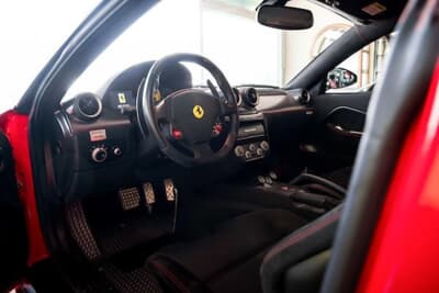 80万スイスフラン〜90万スイスフラン(邦貨換算約1億4800万円〜約1億6700万円)で現在も販売中のフェラーリ「599 GTO」(C)Bonhams|Cars