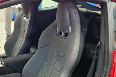 フェラーリ アマルフィ:レッドステッチが施されたレザーシート