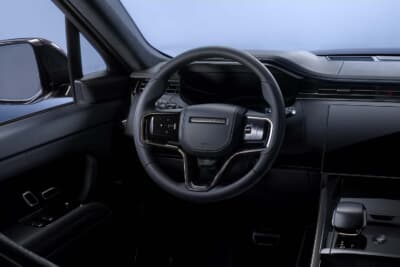 レンジローバー スポーツSVブラック:インテリアはエボニー・ウィンザーレザーで仕立てられたパフォーマンスシート、グロスグランドブラックの加飾、新開発の「SVブラック・イルミネーテッドトレッドプレート」などが装備されている