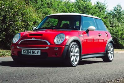 4725英ポンド(邦貨換算約93万円)で落札されたBMW「ミニクーパーS」(C)iconicauctioneers