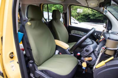 ルノー カングー：シートも汚れが目立つノーマルのシート生地。「ゴードンミラー」製の無骨でシンプルなデザインのカバーが装着されている。価格もリーズナブルなので、汚れたら気軽に交換できる