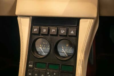 5万6250英ポンド（邦貨換算約1100万円）落札されたフェラーリ「348スパイダー」（C）iconicauctioneers