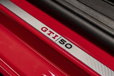 フォルクスワーゲン ゴルフGTI エディション50：「GTI 50」のロゴがリアスポイラーやドアシルに刻まれる