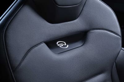 レンジローバー スポーツSVブラック:インテリアはエボニー・ウィンザーレザーで仕立てられたパフォーマンスシート、グロスグランドブラックの加飾、新開発の「SVブラック・イルミネーテッドトレッドプレート」などが装備されている