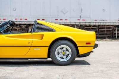 10万ドル〜12万5000ドル（邦貨換算で約1477万〜1846万円）で現在も販売中のフェラーリ「308GTS」（C）Courtesy of RM Sotheby's