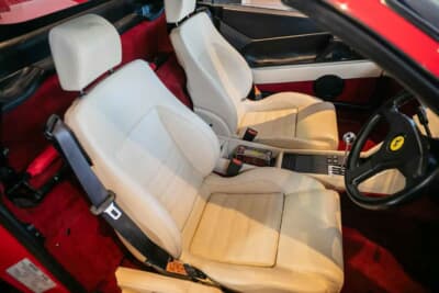 5万6250英ポンド（邦貨換算約1100万円）落札されたフェラーリ「348スパイダー」（C）iconicauctioneers