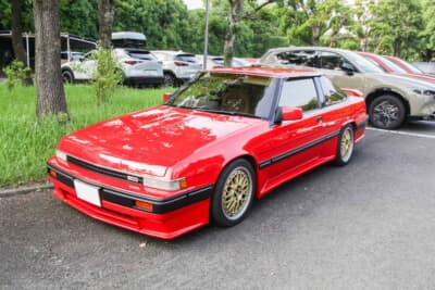 3代目コスモ前期型。リトラクタブルライトは4灯式だった。セダンと2ドアをラインアップ