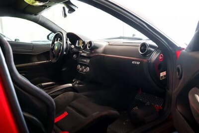 80万スイスフラン〜90万スイスフラン(邦貨換算約1億4800万円〜約1億6700万円)で現在も販売中のフェラーリ「599 GTO」(C)Bonhams|Cars